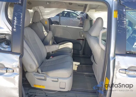 2014 Toyota Sienna Xle 7 Passenger z USA, uszkodzony, nr VIN 5TDDK3DC5ES076299